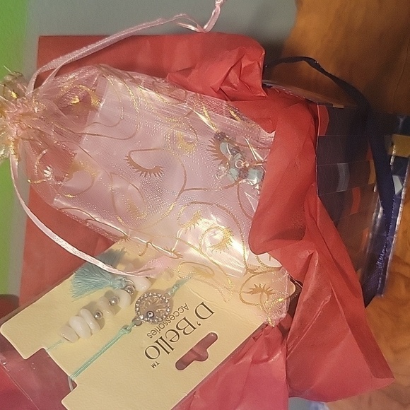New 5 Piece Gift Set Bundle, Bracelets, Earrings, etc. Wrapped And Ready To Go - Picture 4 of 5